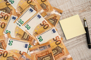 Fototapeta na wymiar empty memos wirh pen and 50 Euro banknotes