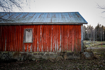 old red barn in the countryside