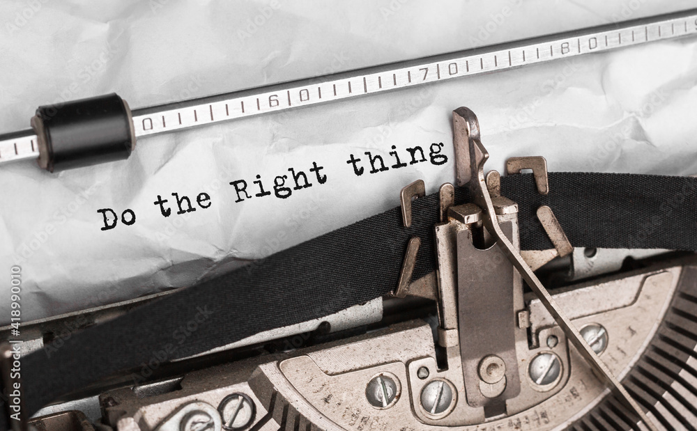 Aufkleber Text Do the Right Thing typed on retro typewriter