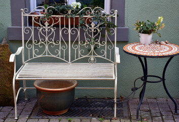 Malerische Sitzecke vor einem ländlichen Haus