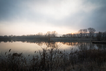 Obraz na płótnie Canvas sunrise on a cold morning on the lake