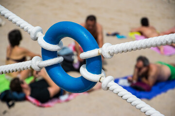 Detalle de inspiración marina en la valla metálica que separa el paseo marítimo de la playa en...