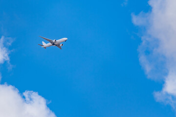 Fototapeta na wymiar airplane white in the blue sky