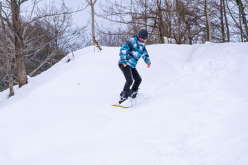 Fototapeta na wymiar Man snowboarding in the mountains