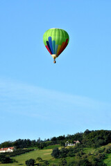 Fototapeta na wymiar Ein Heißluftballon hoch am blauen Himmel