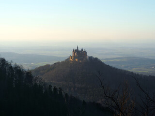 Fototapeta na wymiar Hechingen, Deutschland: Burg Hohenzollern liegt auf einem Berg am Albtrauf