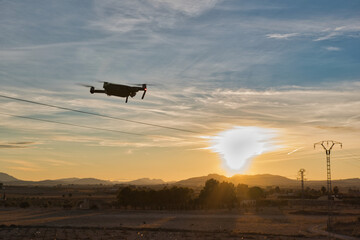 Fototapeta na wymiar Dron volando en atardecer