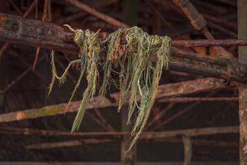 Naklejka premium Mooring rope on the rusty iron construction of a pier