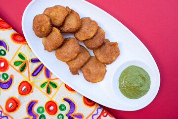Farali bhajiya made from fasting batter of amaranth, buckwheat, chestnut flour. Also known as rajgira ka atta, kuttu and singoda ka ata. Crispy breakfast for upwaas, vrat ka khana indian.Gujarati food