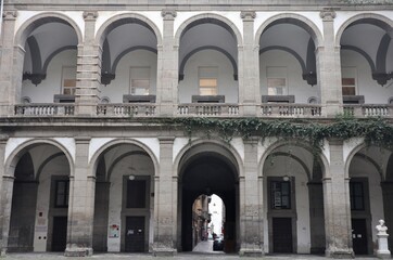 Fototapeta na wymiar Napoli – Arcate del Chiostro del Salvatore