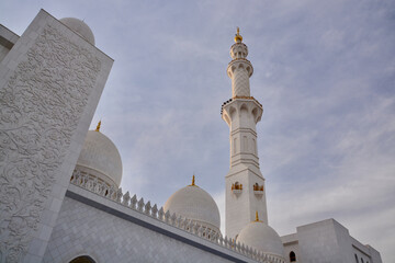 Fototapeta na wymiar Sheikh Zayed Mosque against the sunset sky