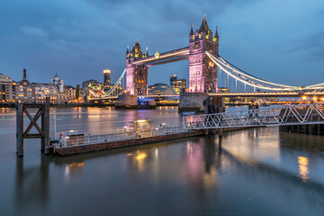 Fototapeta na wymiar The famous landmark of London, the Tower Bridge and the Themes by night