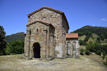 Obraz premium Vista frontal de la iglesia de Santa Cristina de Lena con más de mil años de antiguedad y situada en medio de las montañas cubiertas de bosques de la región española de asturias.