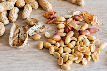 Arachides entières avec coques et cacahuètes décortiquées