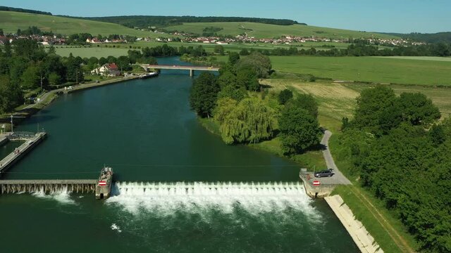 La Marne au niveau de la ville de Chateau Thierry en Champagne
