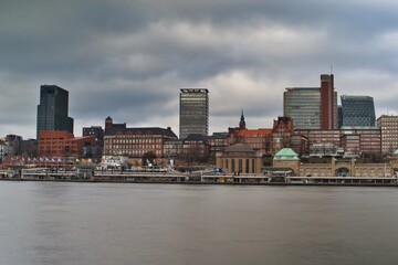 Naklejka premium Langzeitbelichtung Hamburg Landungsbrücken 2