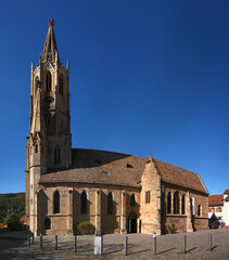 Obraz premium Gothic Schlosskirche church with its pointed steeple and a city square in the old town of Bad Dürkheim in Germany
