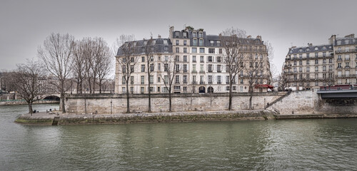 View from the Quai de Bourbon on the Pont Saint-Louis, Quai aux Fleurs and Seine River. France....