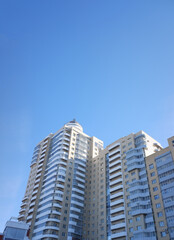 Naklejka premium multi-storey modern residential building against the blue sky. modern housing concept