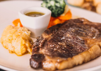 entrecote de ternera en un restaurante de lujo