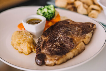entrecote de ternera en un restaurante de lujo