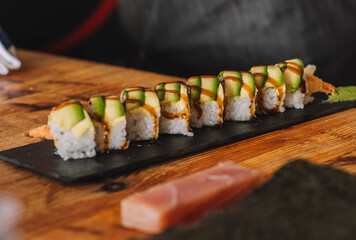 Varias piezas diferentes de sushi