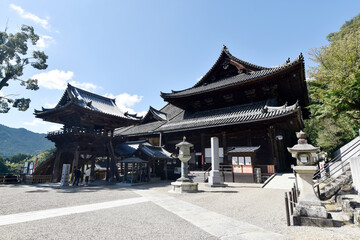 Fototapeta premium 長谷寺 本堂と鐘楼 奈良県桜井市