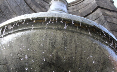 Naklejka na ściany i meble Spruzzi di acqua di una fontana in primavera