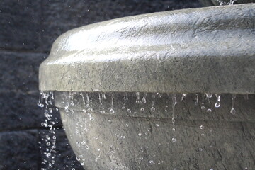 Naklejka na ściany i meble Spruzzi di acqua di una fontana in primavera