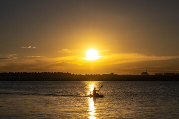 remando no pôr do sol
