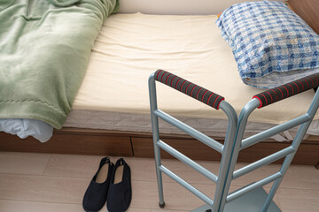 介護が必要な高齢者の部屋