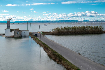 Naklejka premium Casa entre el agua