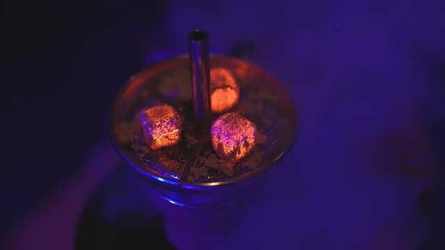 Hei&szlig;e Shisha Kohlen liegen auf dem Shisha Kopf und werden mit Shisha Rauch &uuml;berdeckt.
4k 120 FPS 4:2:2 10 Bit