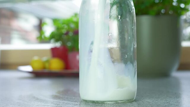 Das Milchglas wird mit frischer regionaler Milch bef&uuml;llt. 4K 120 FPs 4:2:2 10 Bit
