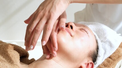 フェイシャルエステを受ける女性