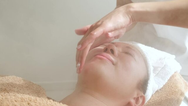 フェイシャルエステを受ける女性