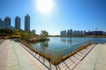 Fototapeta na wymiar 한국 인천에 있는 아파트가 보이는 풍경 View of apartments in Incheon, Korea