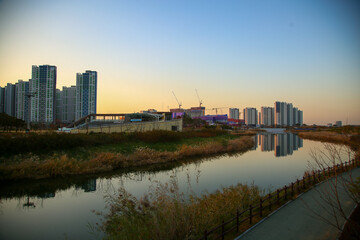 Fototapeta premium 한국 인천에서 보는 아파트가 보이는 View of apartments from Incheon, Korea
