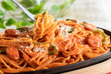 卵黄とパルメザンチーズが相性抜群！鉄板ナポリタンのアップ