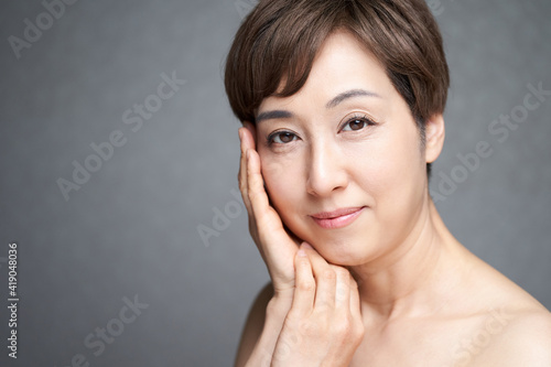 両手を頬に当てる中年の日本人女性 Wall Mural Wallpaper Murals Mapo 両手を頬に当てる中年の日本人女性 Wall Mural Wallpaper Murals Mapo