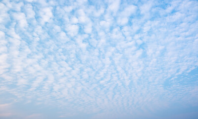 Obraz premium White cloudy with a blue sky.Wave clouds on the sky.Fluffy cloud.