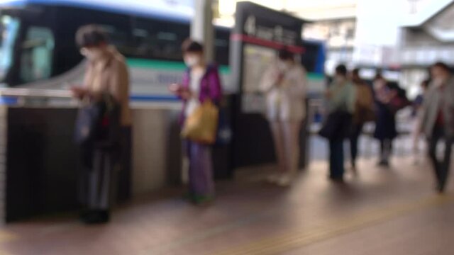 ぼかし背景素材 マスク姿でソーシャルディスタンスを保ち、バスを待つ人々  広島市バスターミナル 4K  2021年3月撮影