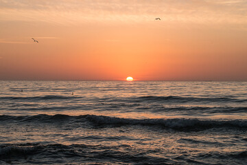 Obraz premium Welcoming the sunrise on the Black Sea coast in the morning