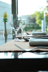 Well-ordered table setting 잘 정돈되어 있는 테이블 셋팅