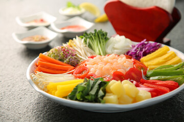 Spring rolls with colorful vegetables and shrimp 
형형색의 야채와 새우가 있는 월남쌈