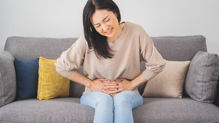 腹痛に悩む日本人女性