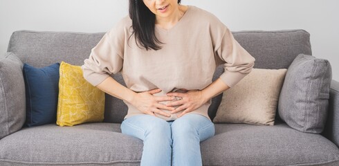 腹痛に悩む日本人女性