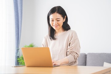 自宅で作業するミドル女性