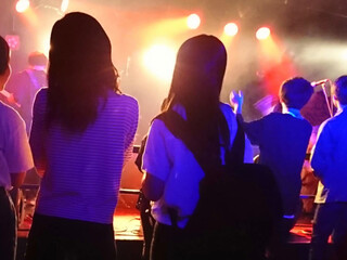 ライブ会場の若い女性たちの後ろ姿