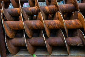 Rostige Erdbohrer auf einer Baustelle
